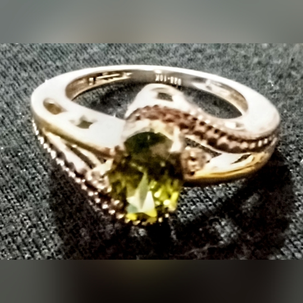 NEW Gold & Silver Ring with Peridot Gemstone Size 7